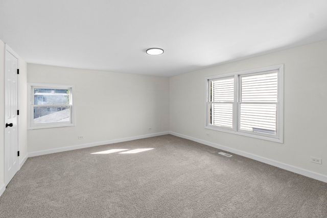 19 E 56th Street, Westmont, IL 60559