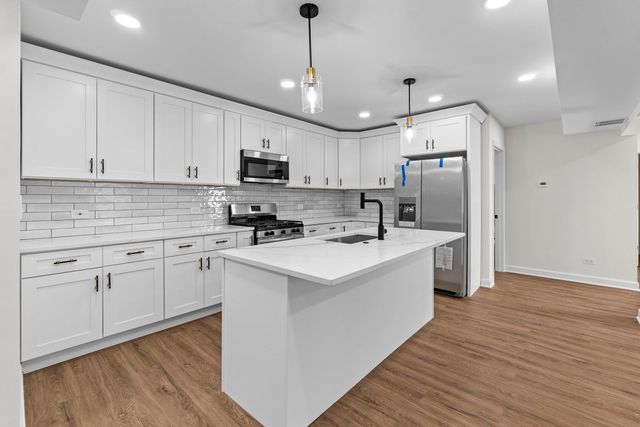 19 E 56th Street, Westmont, IL 60559