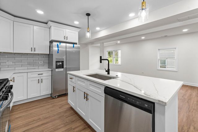 19 E 56th Street, Westmont, IL 60559