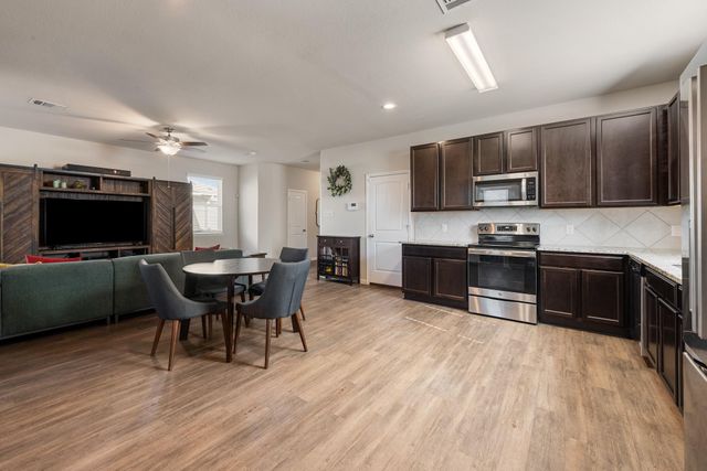 996 Crossing Drive, Bryan, TX 77803