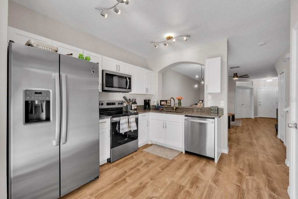 Image 10 of property listing at 15855 FISHHAWK VIEW DRIVE, Lithia, FL 33547