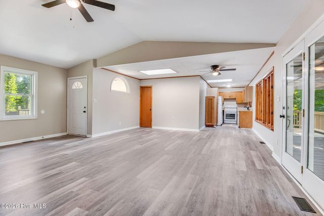 105 Whitestocking Ext, Burgaw, NC 28425