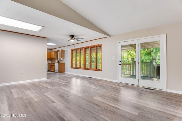105 Whitestocking Ext, Burgaw, NC 28425