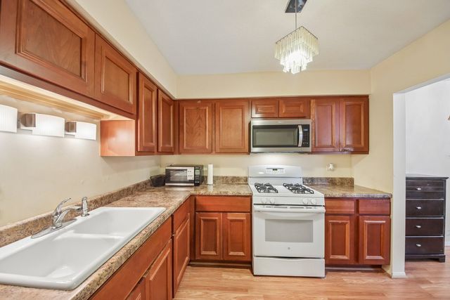5500 Lincoln Avenue 107, Morton Grove, IL 60053