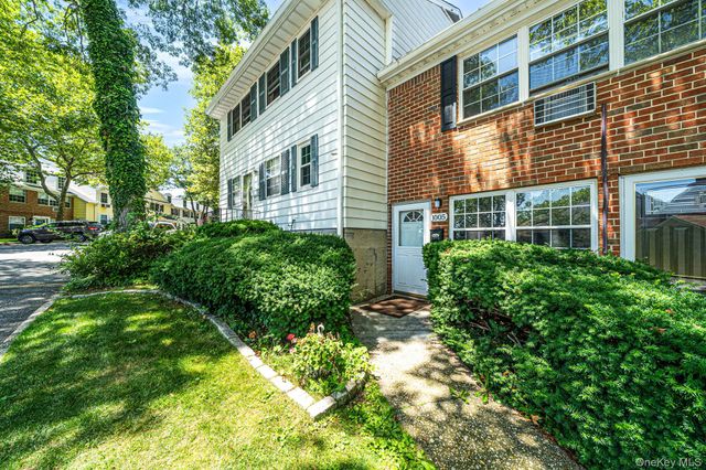 1005 Towne House Village, Islandia, NY 11749