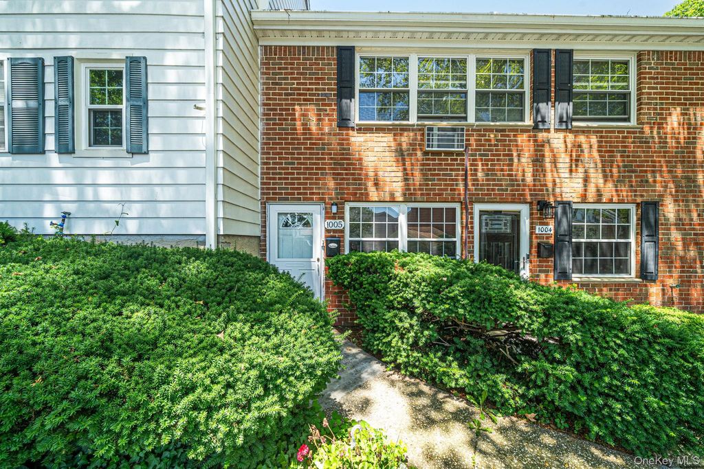 1005 Towne House Village, Islandia, NY 11749