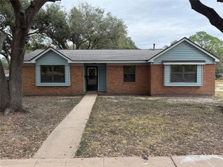 3002 Lamar Circle, El Campo, TX 77437