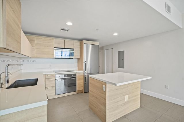 16385 Biscayne Blvd 1919, North Miami Beach, FL 33160