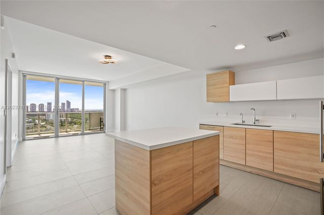 16385 Biscayne Blvd 1919, North Miami Beach, FL 33160