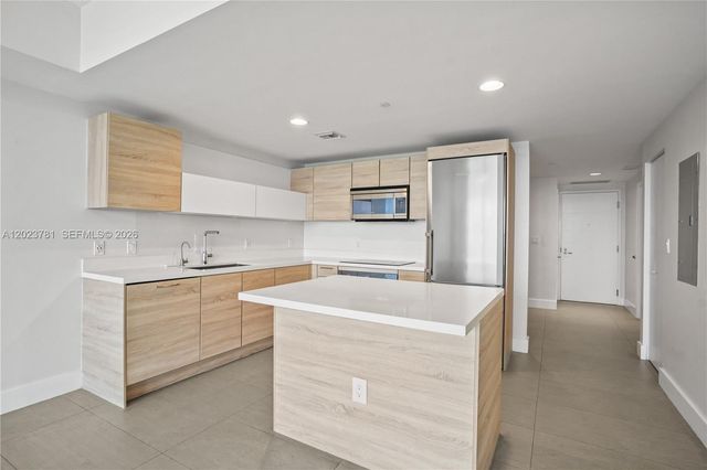 16385 Biscayne Blvd 1919, North Miami Beach, FL 33160