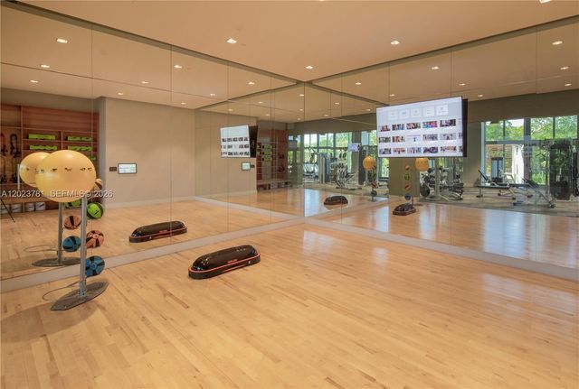 16385 Biscayne Blvd 1919, North Miami Beach, FL 33160