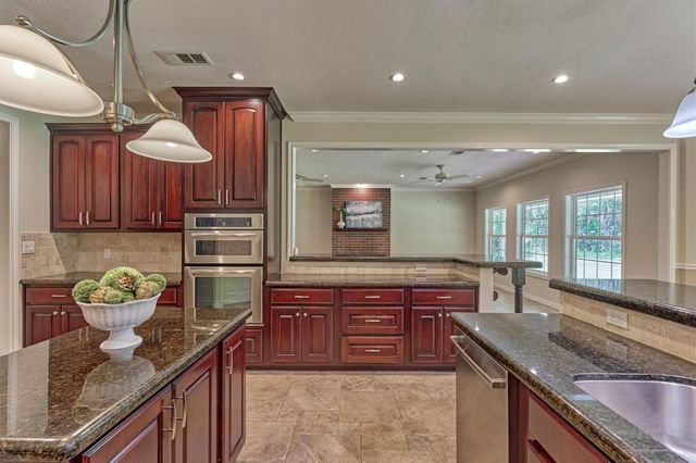 11062 N Hidden Oaks, Conroe, TX 77384