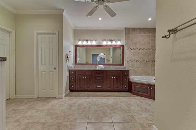 11062 N Hidden Oaks, Conroe, TX 77384