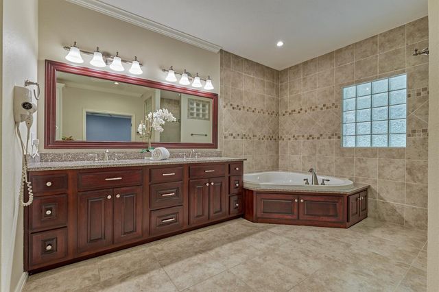 11062 N Hidden Oaks, Conroe, TX 77384
