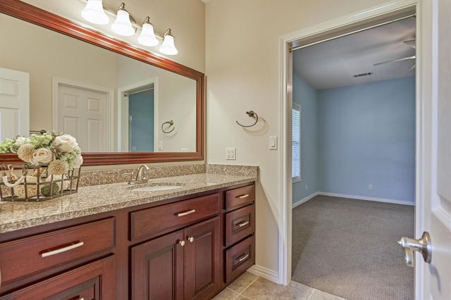 11062 N Hidden Oaks, Conroe, TX 77384