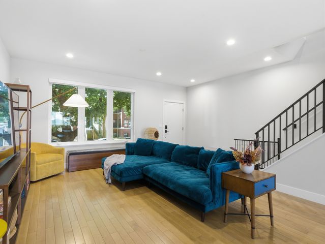 4334 W Shakespeare Avenue, Chicago, IL 60639