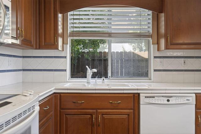 1712 Chilton Dr, Roseville, CA 95747