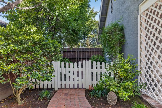 1712 Chilton Dr, Roseville, CA 95747