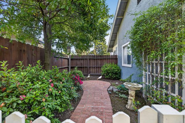 1712 Chilton Dr, Roseville, CA 95747