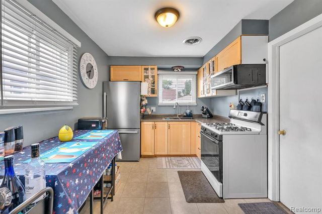 2140 Ford Boulevard, Lincoln Park, MI 48146