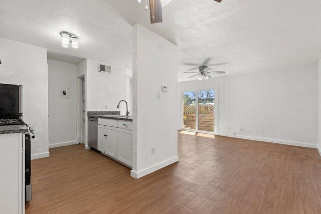 300 E Croslin ST 106, Austin, TX 78752