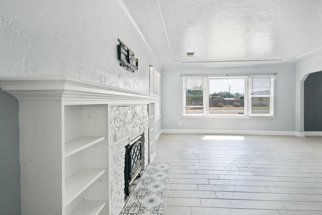 1900 Easy Street, Hanford, CA 93230