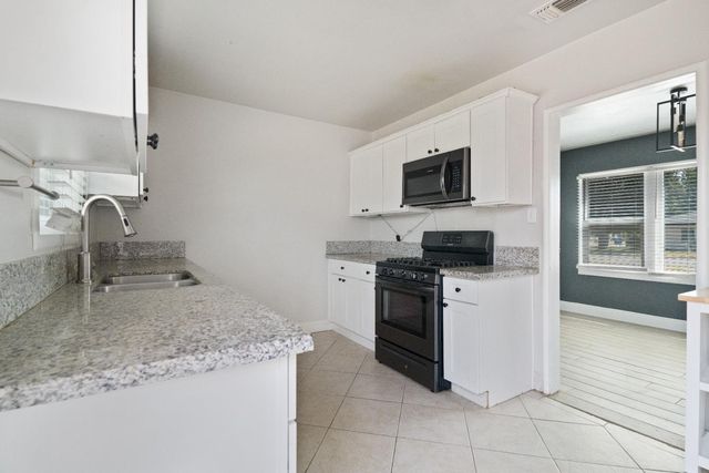 1900 Easy Street, Hanford, CA 93230