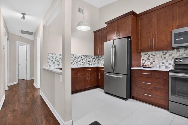 2007 DISCOVERY Circle E, Deerfield Beach, FL 33442