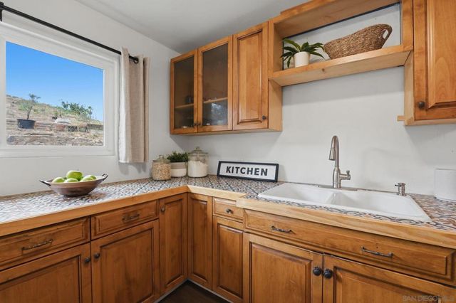 515 Ross Dr, Escondido, CA 92029