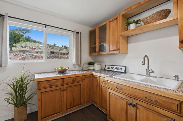 515 Ross Dr, Escondido, CA 92029