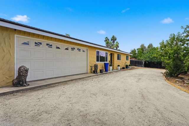 515 Ross Dr, Escondido, CA 92029