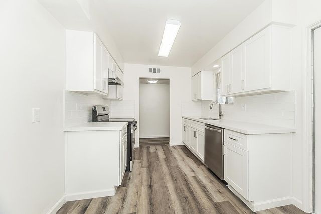 916 W Holland Avenue, Clovis, CA 93612