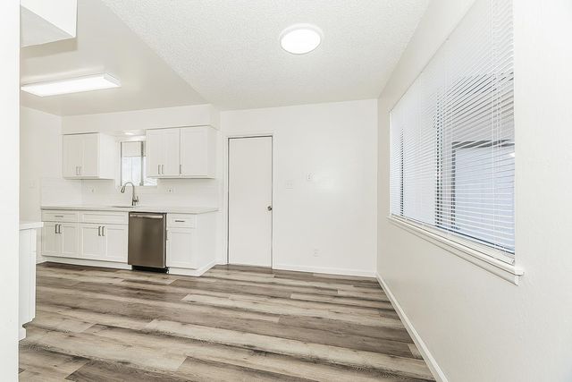 916 W Holland Avenue, Clovis, CA 93612