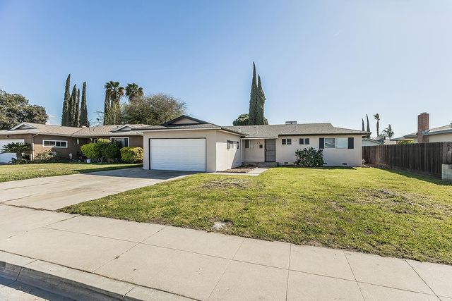 916 W Holland Avenue, Clovis, CA 93612