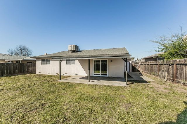 916 W Holland Avenue, Clovis, CA 93612