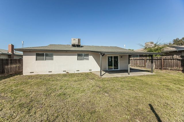 916 W Holland Avenue, Clovis, CA 93612