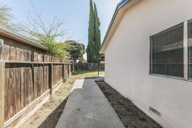 916 W Holland Avenue, Clovis, CA 93612