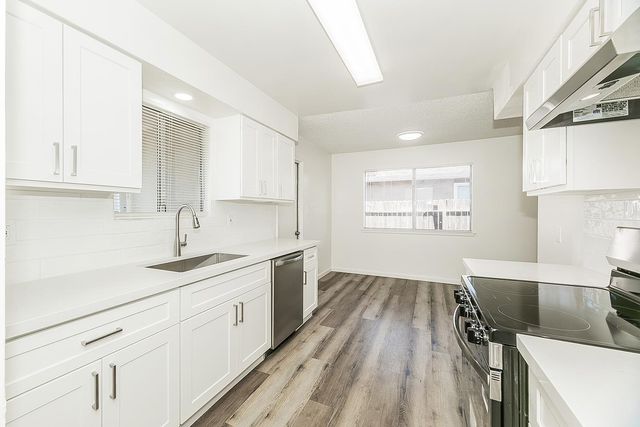 916 W Holland Avenue, Clovis, CA 93612