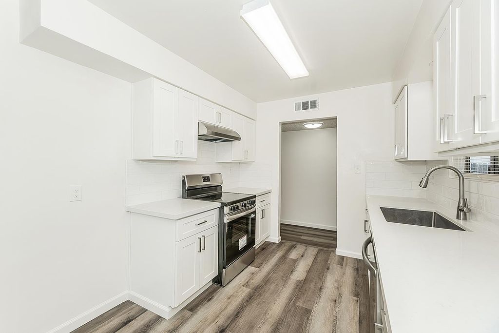 Image 10 of property listing at 916 W Holland Avenue, Clovis, CA 93612