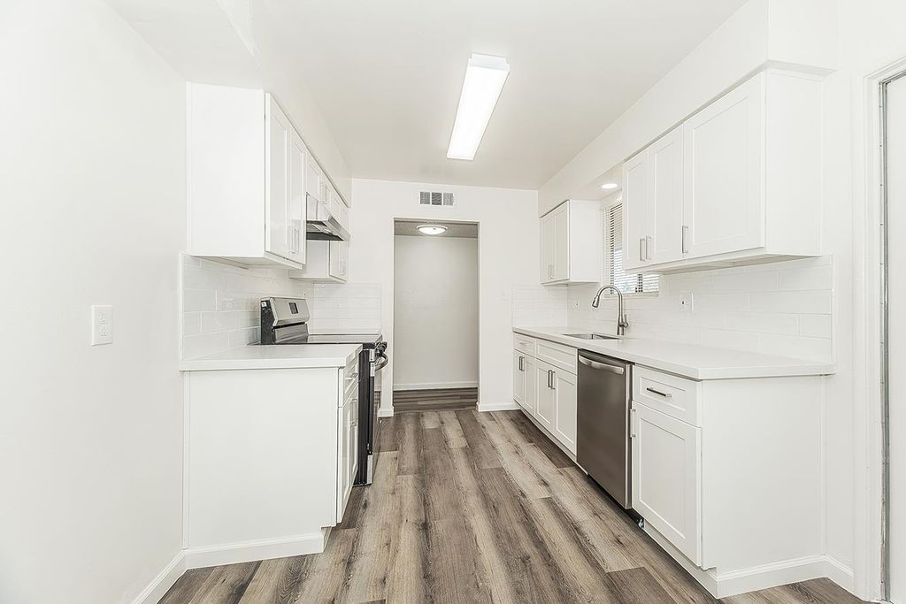 Image 11 of property listing at 916 W Holland Avenue, Clovis, CA 93612