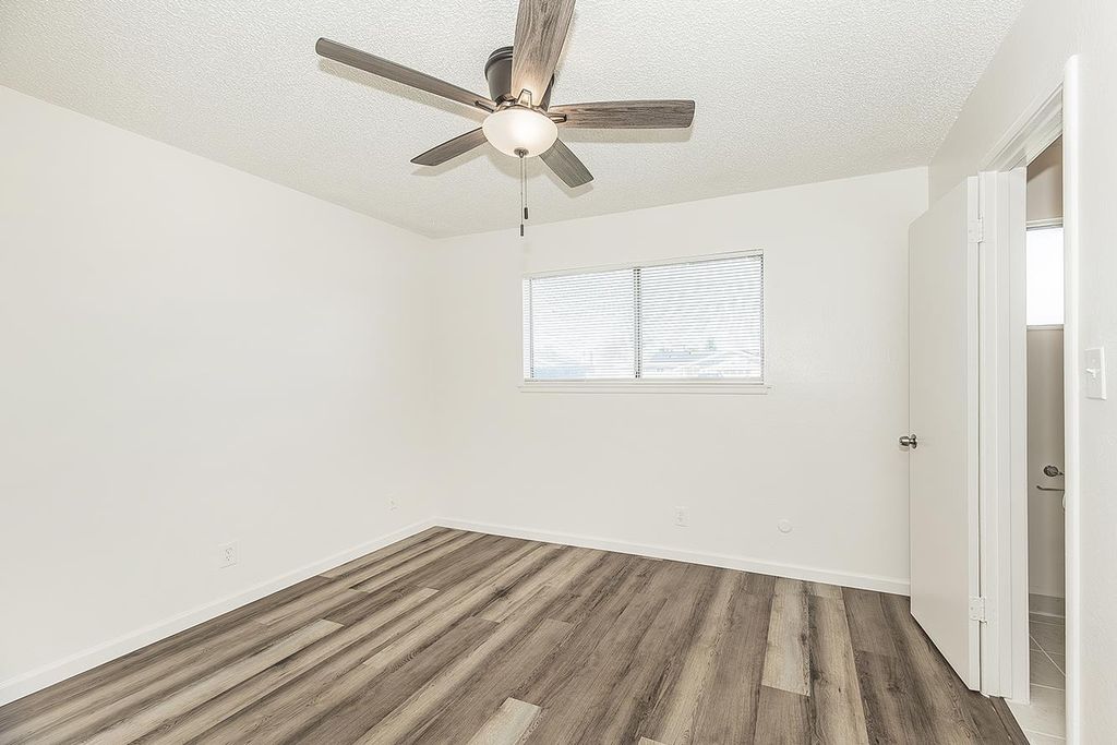 Image 14 of property listing at 916 W Holland Avenue, Clovis, CA 93612