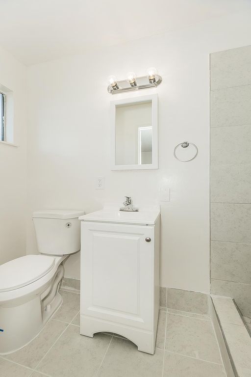 Image 17 of property listing at 916 W Holland Avenue, Clovis, CA 93612