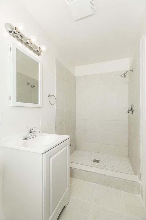 Image 18 of property listing at 916 W Holland Avenue, Clovis, CA 93612