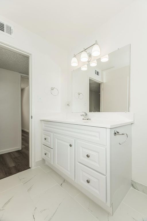 Image 22 of property listing at 916 W Holland Avenue, Clovis, CA 93612