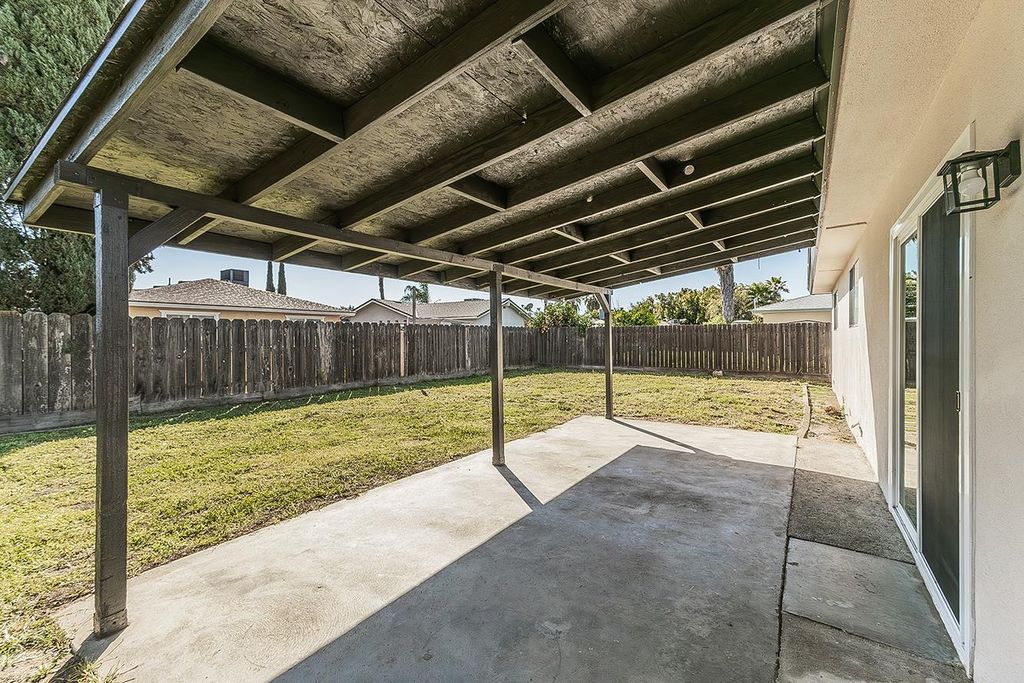 Image 26 of property listing at 916 W Holland Avenue, Clovis, CA 93612