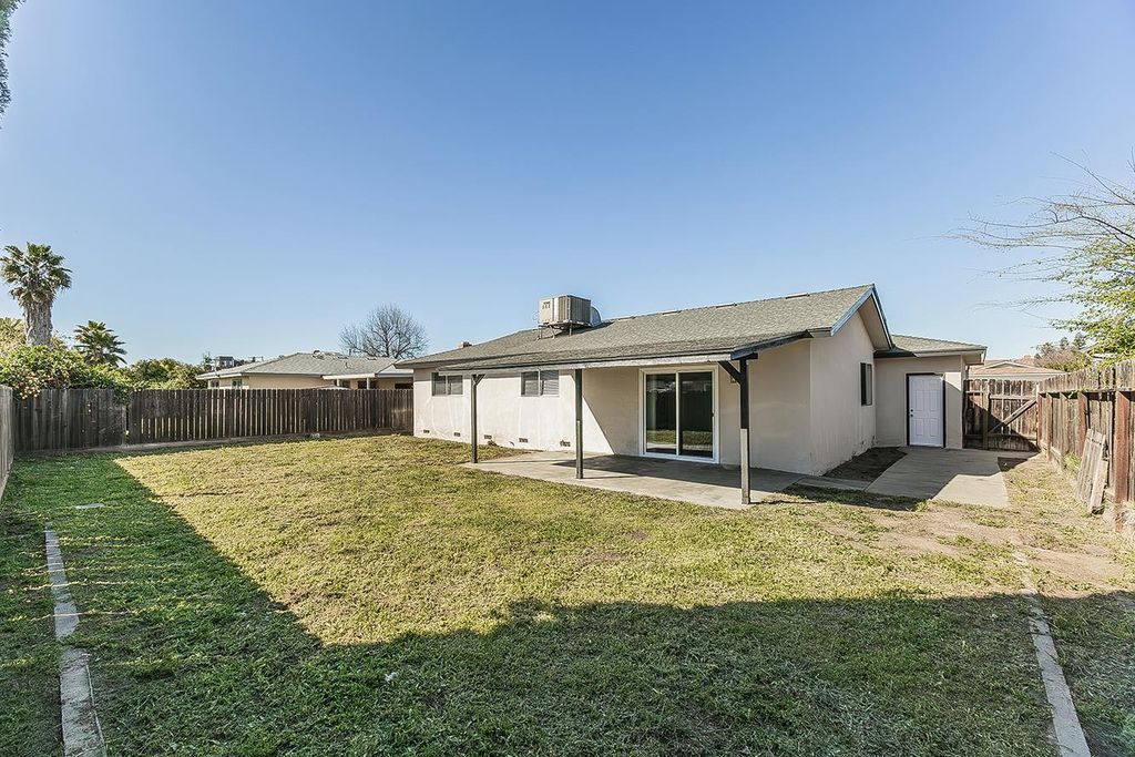 Image 27 of property listing at 916 W Holland Avenue, Clovis, CA 93612