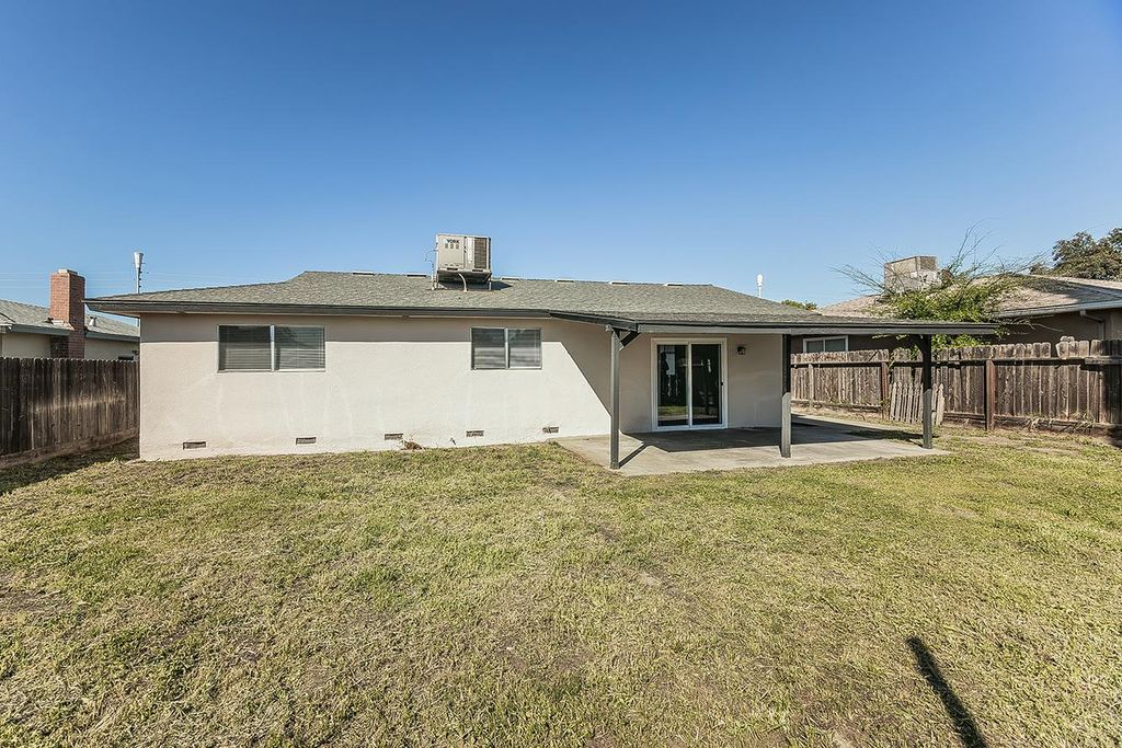 Image 29 of property listing at 916 W Holland Avenue, Clovis, CA 93612