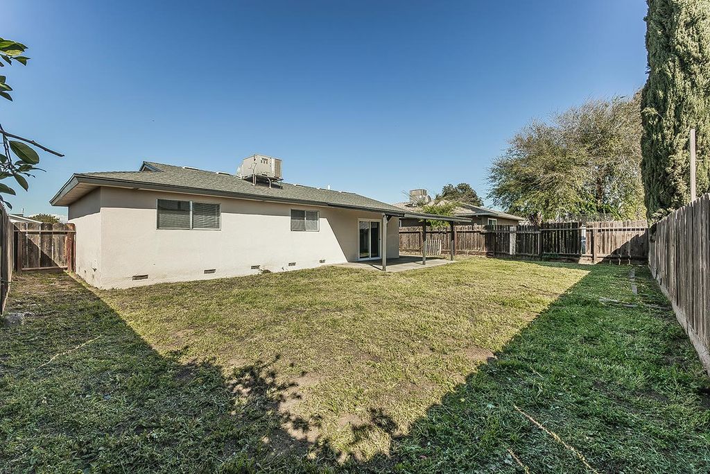 Image 30 of property listing at 916 W Holland Avenue, Clovis, CA 93612