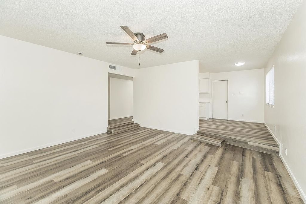 Image 6 of property listing at 916 W Holland Avenue, Clovis, CA 93612