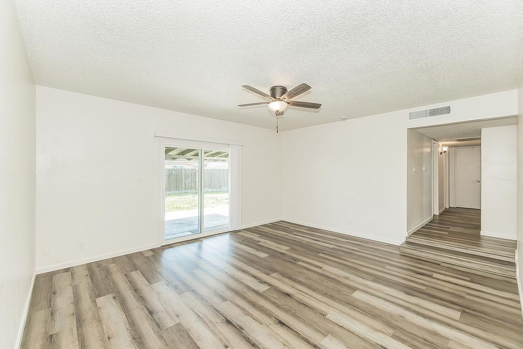 Image 7 of property listing at 916 W Holland Avenue, Clovis, CA 93612